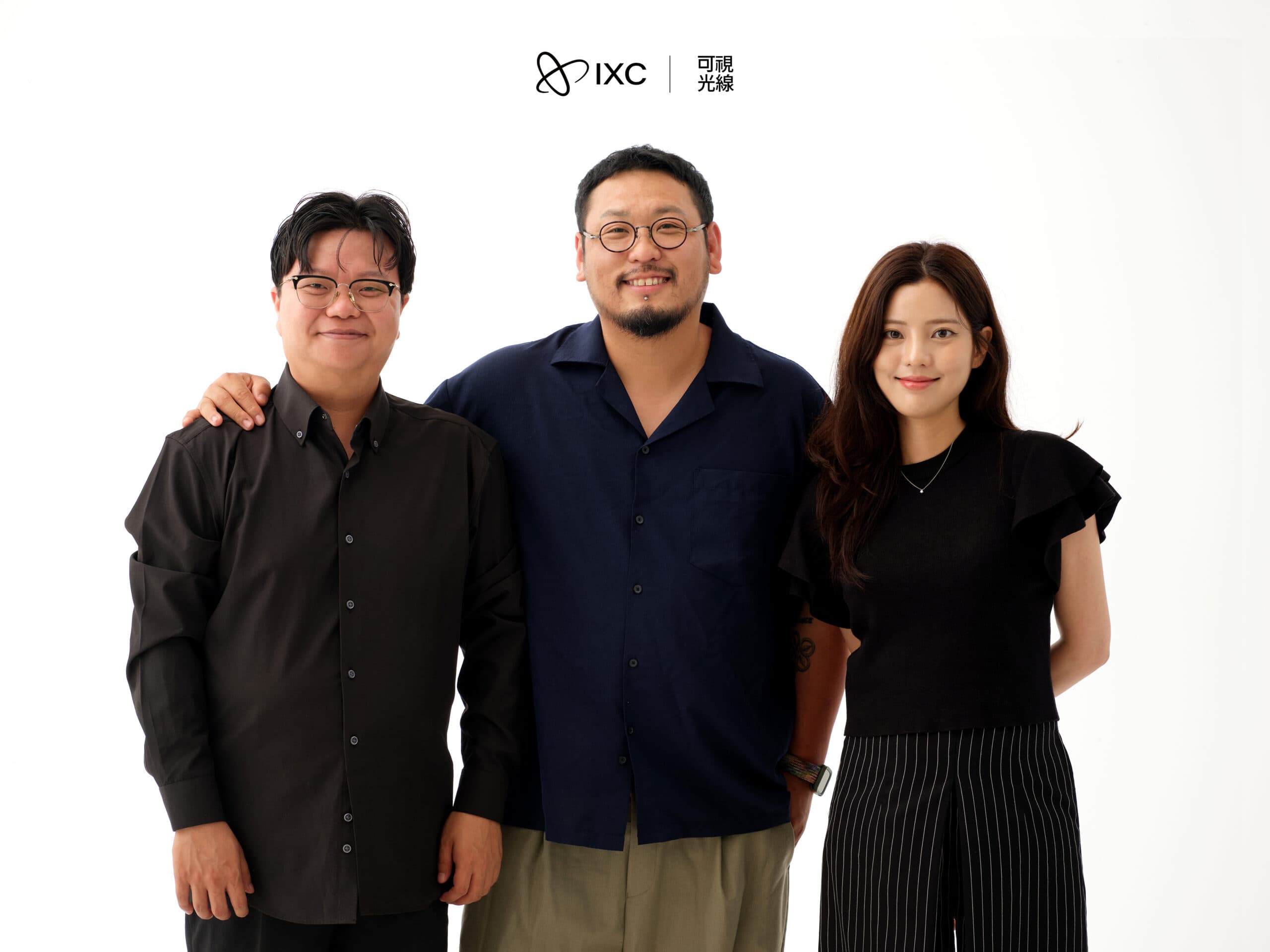 아이엑스씨와 가시광선의 업무협약 기념 사진 — IXC·可視光線 로고 아래 관계자 세 명이 나란히 서 있다