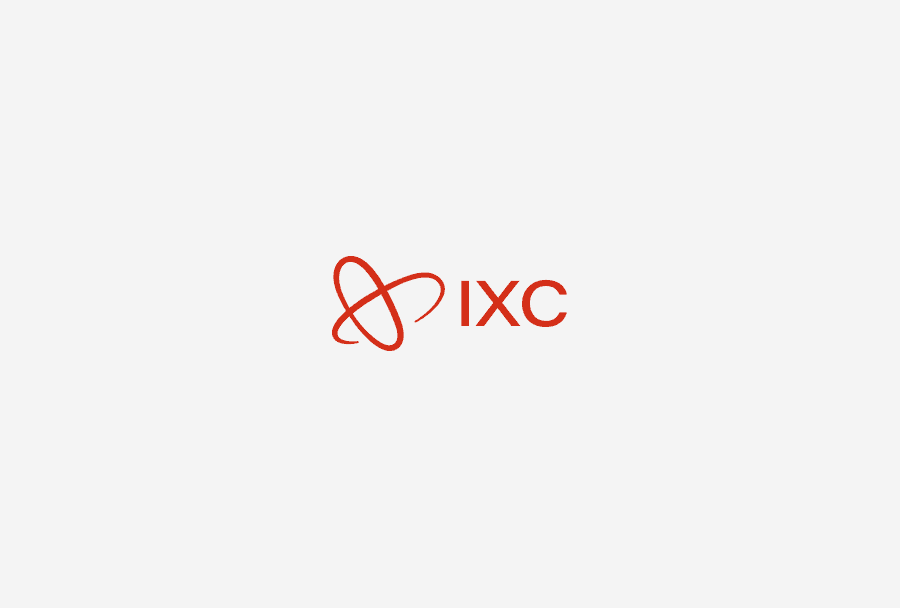 밝은 회색 배경 가운데에 놓인 빨간 IXC 로고 — 뉴스룸 기본 이미지